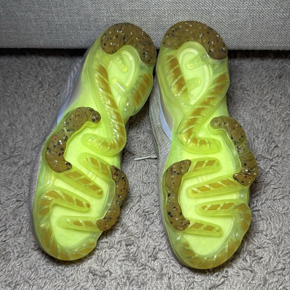 NIKE Women’s Air VaporMax Flyknit Sneakers 8 - Picture 7 of 9